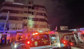 Juliaca: bomberos combaten incendio en quinto piso con sogas y reclaman camión con escalera