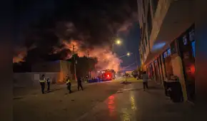 Comas: voraz incendio en fábrica de colchones moviliza decenas de unidades de bomberos