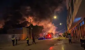 Comas: voraz incendio en fábrica de colchones moviliza decenas de unidades de bomberos