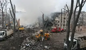 Rusia lanza oleada de misiles contra Ucrania: ataque deja al menos 12 muertos y un edificio residencial en escombros