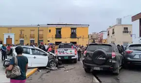 Cuádruple choque en plena plaza de Armas de Trujillo causa alarma y deja dos heridos