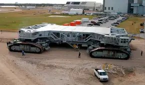 El monstruo de 3.000 toneladas que utiliza 625 litros de diésel para recorrer solo 1 km: el camión de la misión Artemis II que mueve cohetes con precisión milimétrica