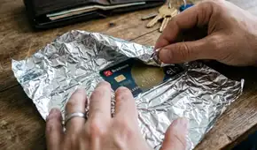 Cubren tarjetas bancarias con papel de aluminio: ¿para qué sirve y qué tan efectivo es contra fraudes?