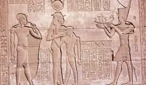 Arqueólogos egipcios descubren un monumento de piedra que muestra a un emperador romano como faraón en pleno ritual