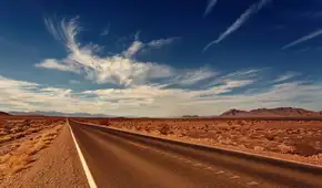 La carretera más recta del mundo pone a prueba a los conductores en el desierto: fue construida solo para un rey