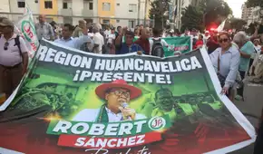 Simpatizantes de Juntos por el Perú realizan plantón frente al JNE para protestar contra la narrativa del fraude