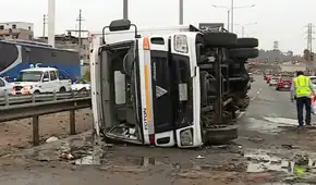 SJM: camión frigorífico con productos marinos se vuelca en la Panamericana Sur y genera fuerte congestión vehicular
