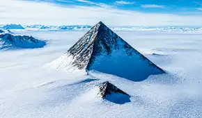 La misteriosa 'pirámide' de la Antártida tiene una explicación científica y no fue creada por los humanos como en Egipto