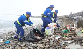 Más de 5 toneladas de basura aparecen en las orillas de playas de Miraflores tras fuerte oleaje