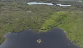 Arqueólogos descubren en Escocia una isla artificial del Neolítico de 5000 años oculta en un lago: más antigua que Stonehenge