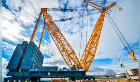 Esta es la grúa más grande del mundo, con una altura de 250 metros y que consigue levantar hasta 5.200 toneladas