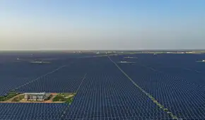 Paneles hasta donde alcanza la vista: India usa el desierto como batería con la planta de energía solar más grande del mundo