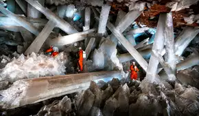 Obreros querían excavar un nuevo túnel, pero descubrieron una cueva de cristales de hasta 11 metros en un desierto en América Latina