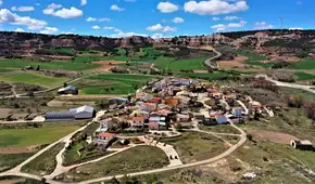 Un pueblo escondido en las montañas remata casas a precios muy cómodos: requisitos, ayudas económicas y oportunidades de trabajo