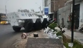 Tanqueta de la ONU provoca aparatoso choque en Chorrillos: blindado destruye auto y derriba postes
