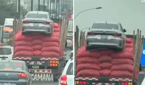 Insólito: captan camión trasladando automóvil encima de costales de cebolla en plena Panamericana Norte