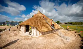 Arqueólogos “retroceden en el tiempo”: reconstruyen un edificio neolítico de 4.500 años de antigüedad cerca de Stonehenge