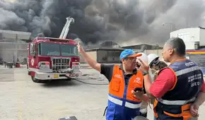 Gigantesco incendio afecta almacén cerca de grifo en Ate Vitarte: más de 20 unidades atienden la emergencia