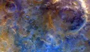 La nave espacial de la NASA captura imágenes de un Marte azulado durante un sobrevuelo a gran velocidad