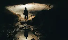 Un científico vivió 2 meses aislado en una cueva sin reloj, calendario ni luz solar: así cambió su percepción del tiempo