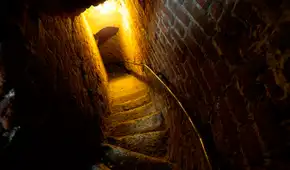 Arqueólogos restauraban una vieja iglesia y descendieron por una escalera olvidada que los llevó a descubrir un recinto oculto