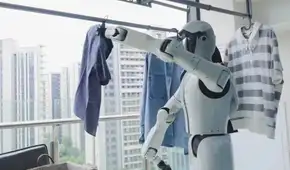 China lanza robots humanoides con inteligencia artificial capaces de lavar ropa, tender camas y cuidar a ancianos