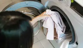 Científicos chinos crean un protector de ropa “autolimpiante” que elimina manchas sin detergente: ahorraría luz  y agua