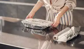 Lo que casi nadie sabe: por qué el papel de aluminio brilla de un lado y cómo usar correctamente cada cara