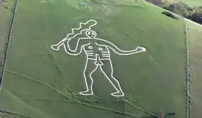 Voluntarios restauran la figura de un misterioso gigante de 55 metros amenazada por el cambio climático y la erosión