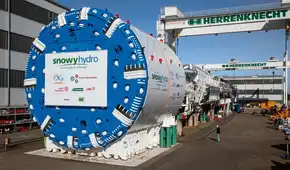 Australia enfrenta un desafío de ingeniería: transportar una tuneladora de 137 toneladas con un camión de 152 ruedas