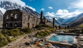 El hotel abandonado a 24 km del accidente de 'La sociedad de la nieve' que hoy es refugio para visitantes del memorial en los Andes