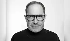 Juan Carlos Fisher: “La política ha sobrepasado a la ficción y ahora la ficción se siente aburrida”