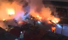 Voraz incendio en Barrios Altos consume una antigua quinta y afecta a 10 familias del Centro de Lima