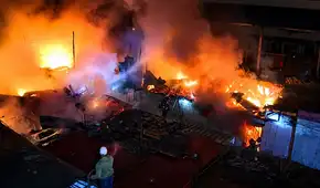 Voraz incendio en Barrios Altos consume una antigua quinta y afecta a 10 familias del Centro de Lima