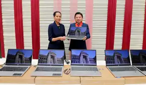 Presidente de la Corte de Sullana entrega laptops a áreas administrativas