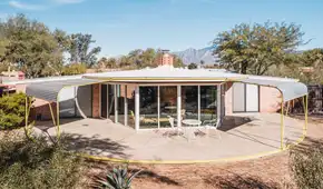 La casa construida en los años 50 que se adelantó décadas a la arquitectura sostenible y hoy sigue siendo un referente mundial de eficiencia bioclimática