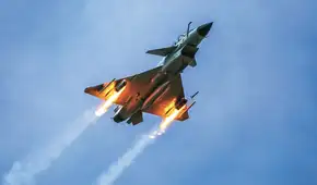 China desafía a Estados Unidos con un plan para destruir sus portaaviones desde 3.000 km usando submarinos y misiles hipersónicos