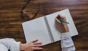 La psicología explica cuáles son los beneficios de las personas que escriben a mano y por qué mejoran su capacidad de análisis y memoria