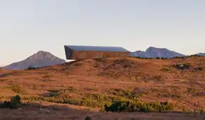 Construyen un gigantesco monolito de acero que funcionará como la "caja negra de la Tierra" y registrará el posible fin de la humanidad