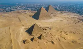 Arqueólogos descubren tumbas egipcias de 5.000 años de antigüedad que reescriben los orígenes de la arquitectura piramidal