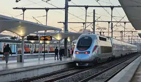 El primer tren de alta velocidad de África revoluciona el transporte al viajar a 320 km/h: costó más de 1.800 millones de dólares