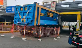 Camión quedó atrapado bajo puente de la avenida Brasil y generó caos vehicular: conductor recibirá multa de S/ 5.000