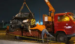 Chofer despista su auto y cae a ingreso peatonal de la Estación Central del Metropolitano en Cercado de Lima