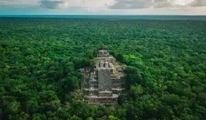 Arqueólogos descubren una antigua ciudad maya intacta que se mantuvo oculta en la selva durante siglos