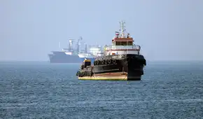 Un petrolero es bombardeado en el estrecho de Ormuz mientras Irán y Estados Unidos mantienen un agrietado acuerdo