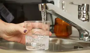 Científicos confirman el método casero y eficaz para eliminar los microplásticos del agua potable