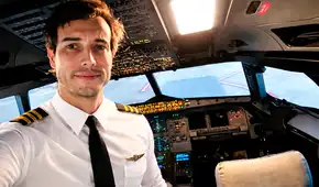 Piloto abandona avión en pleno vuelo y deja el aterrizaje en manos de su estudiante de 22 años: “Ya sabes qué hacer"