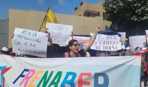 Becarios protestan frente al Minedu contra proyecto que cambia las reglas del Pronabec: “Hasta que se deje sin efecto”