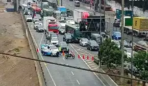 Accidente múltiple en la línea Amarilla: varios vehículos chocaron a la altura del puente Huascar