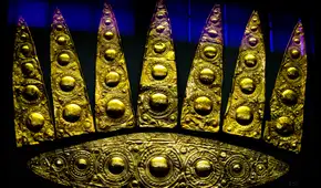 Arqueólogos descubren tumbas de 3.000 años de antiguedad repletas de gemas y diademas de oro